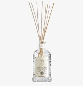 Bild av eleganta doftpinnar i glasflaska med träpinnar