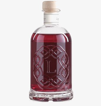 Bild av elegant glasflaska med vinrött innehåll