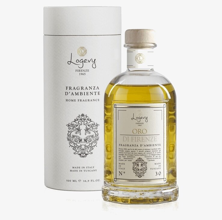 Bild av lyxiga doftpinnar och elegant glasflaska