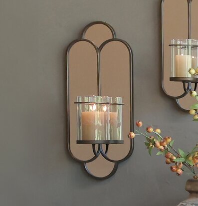 Bild: Stilfull väggspegel med integrerad ljusstake