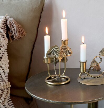 Bild av eleganta ljusstakar med antik mässingsfinish