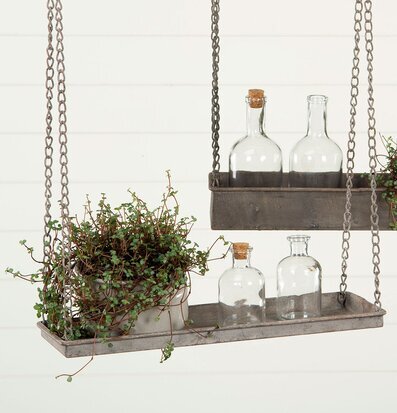 Bild av stilren hängande hylla i metall med dekorationer