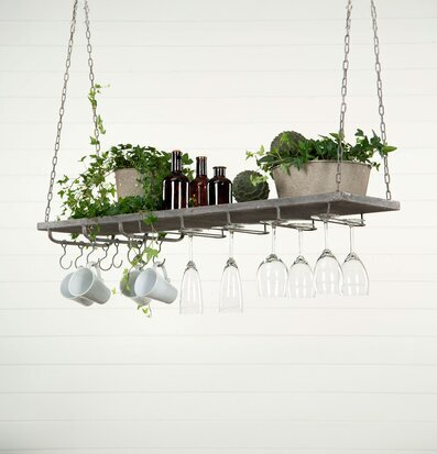 Foto av stilren hängande hylla med koppar och glas