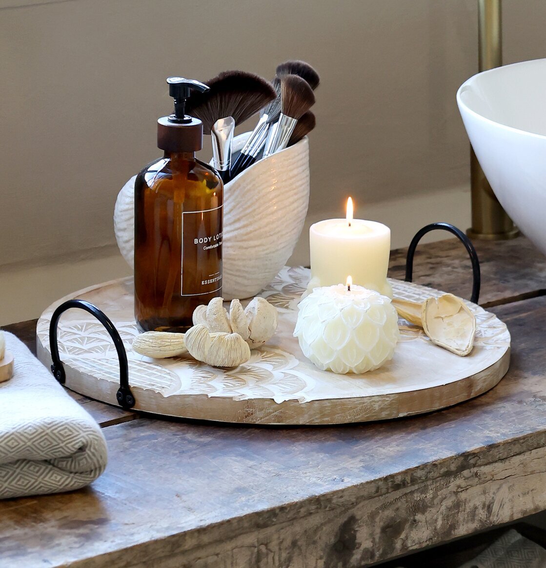 Bild av dekorativt fat med rustik och modern estetik