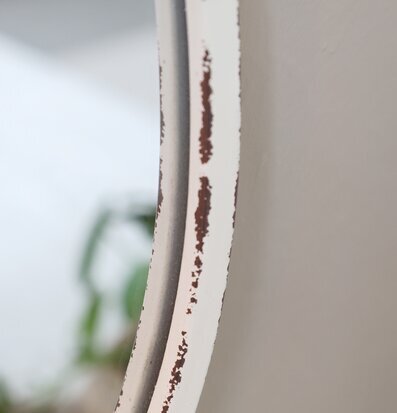 Bild av antik väggspegel med ljushållare och patina