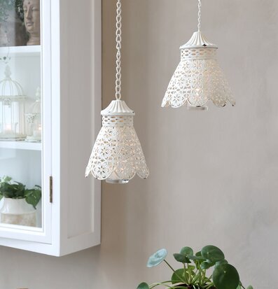 Bild av eleganta hängande ljuslyktor i antik stil