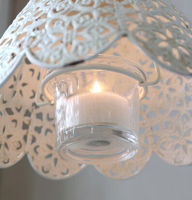 Bild av elegant hängande ljusampel i antik design