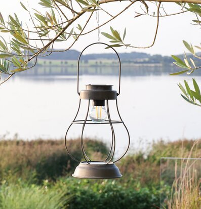 Bild av solcellslanterna i naturnära och rofylld miljö