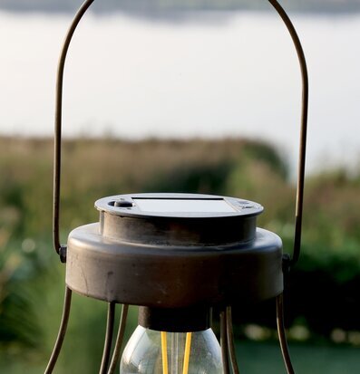 Bild av solcellslanterna i harmonisk naturmiljö