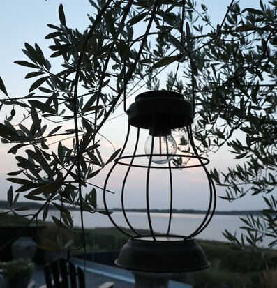 Bild av solcellslanterna i harmonisk utomhusmiljö