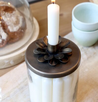 Bild av stilfull ljusstake i antikbehandlad mässing