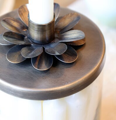 Bild av antik mässingsljusstake med dekorativa blad