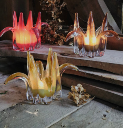 Foto av konstnärliga ljuslyktor på rustik träyta