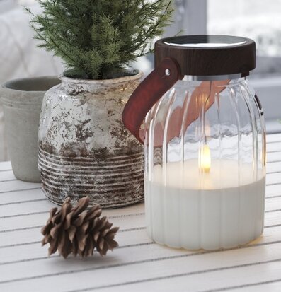 Foto av solcellsdriven LED-lykta i utomhusmiljö