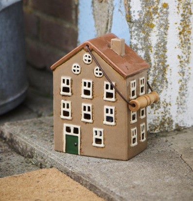 Foto av dekorativ husformad ljuslykta med detaljerad design