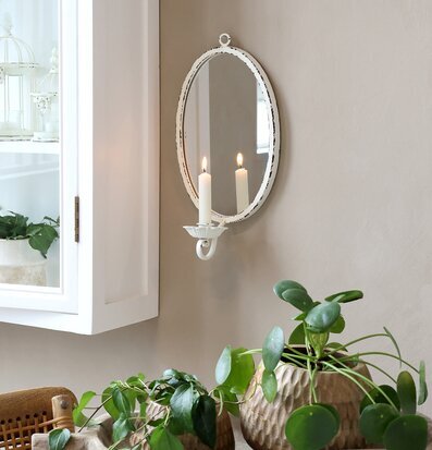 Bild av smakfullt inrett rum med spegel och ljushållare