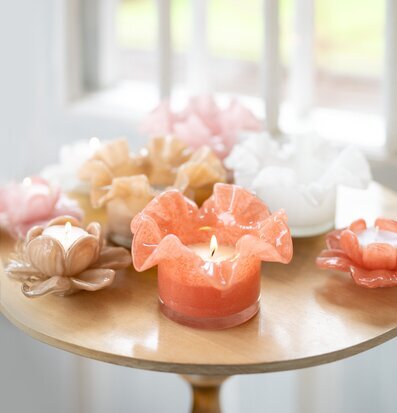 Bild av ljuslyktor på ljust träbord i harmonisk miljö