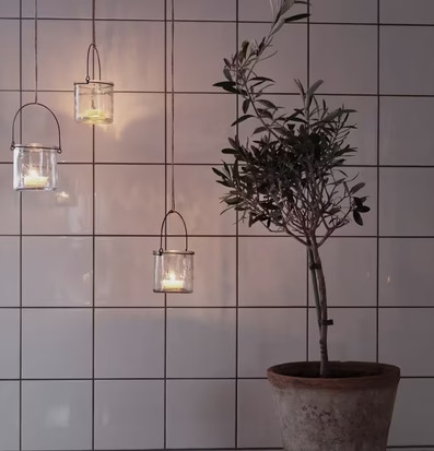 Bild av stämningsfull belysning med hängande lyktor