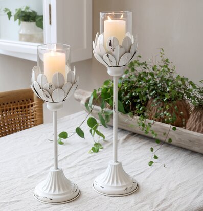 Bild av eleganta antika ljusstakar på dukat bord