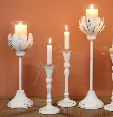 Bild av eleganta ljusstakar med antik krämfinish