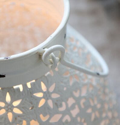 Bild av intrikat ljuslykta i antik krämfärgad design