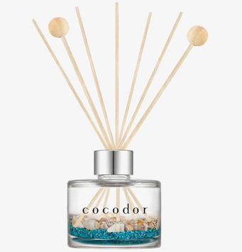 Bild: Stilren flaska med doftpinnar och dekorativa element