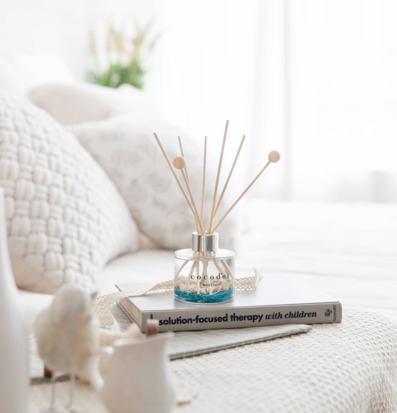 Bild av harmonisk inredning med doftpinnar i fokus