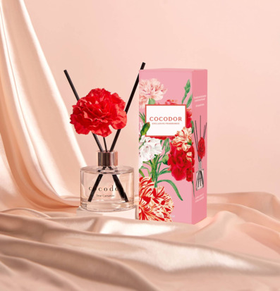 Bild av eleganta doftpinnar i harmonisk komposition