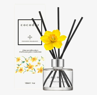 Bild av eleganta doftpinnar med påskliljedetaljer