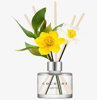 Bild av elegant doftspridare med påskliljor i glasvas