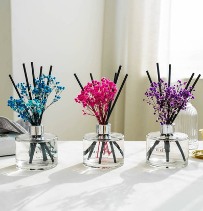 Foto av stilrena doftpinnar med elegant blomsterdesign