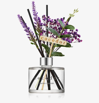 Bild av eleganta doftpinnar med lavendel och blommor