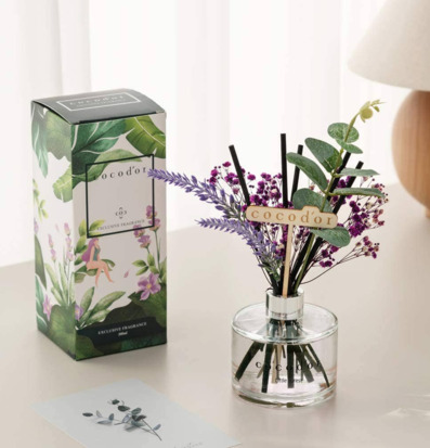 Bild av doftpinnar med lavendel och elegant design