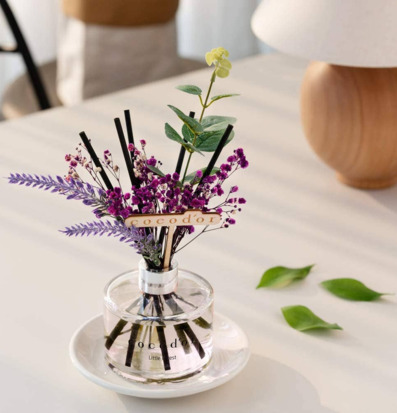 Foto av stilfullt arrangerade doftpinnar med lavendeltoner