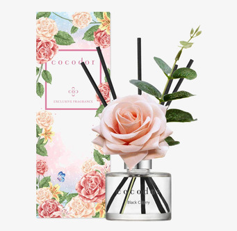 Bild av elegant doftarrangemang med ros och gröna blad