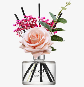 Bild av eleganta doftpinnar med blommig och ren estetik