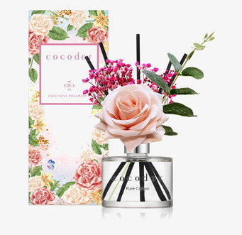 Bild av doftpinnar med rosor och dekorativa blommor