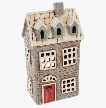 Bild av charmig ljuslykta formad som ett litet hus