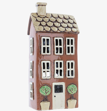 Bild av en charmig och detaljrik ljuslykta i tegelhusform