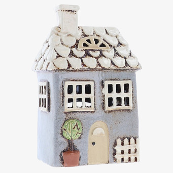 Bild av charmig ljuslykta formad som ett litet hus