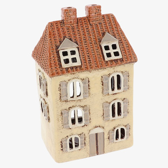 Bild av ljuslykta formad som ett charmigt litet hus