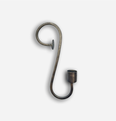 Bild av en elegant ljuskrok i antik svart design