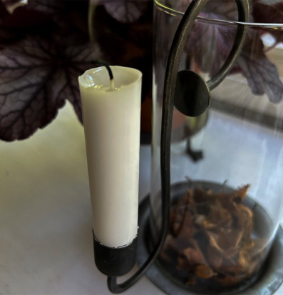 Bild av elegant ljuskrok i svart metall och glascylinder