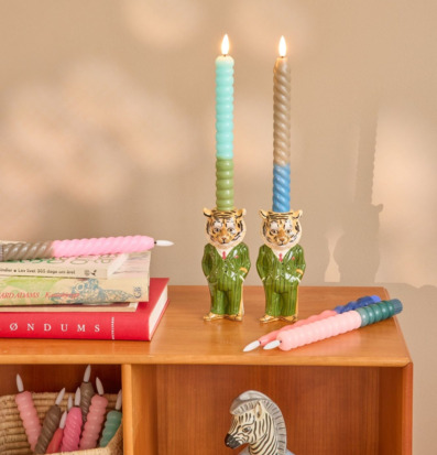 Bild med fantasifulla ljusstakar och dekorativa element