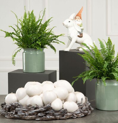 Bild av stilfulla ljuslyktor och dekorativa arrangemang