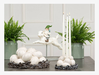 Bild av elegant ljusstake med ägg och dekorativa inslag