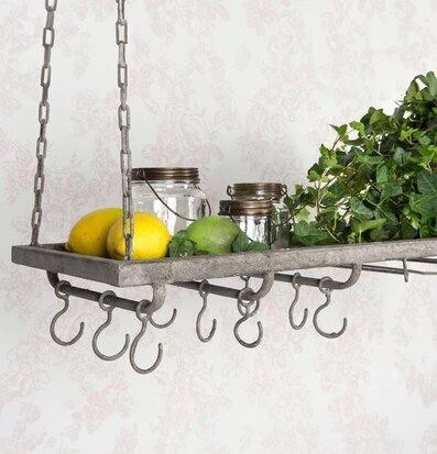 Bild av stilfull och funktionell hängande metallhylla