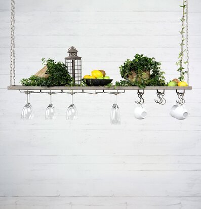 Bild av elegant hängande hylla med dekor och förvaring