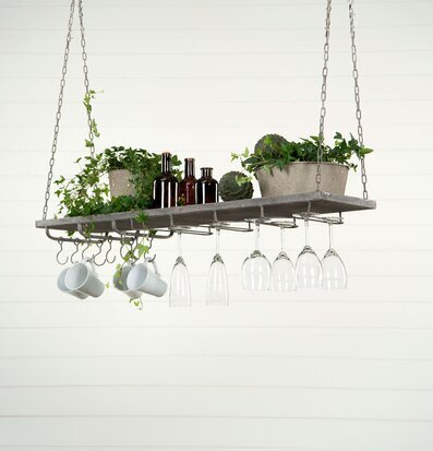 Bild av elegant hängande hylla med växter och glas