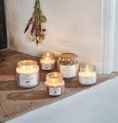 Bild av doftljusarrangemang i rustik och hemtrevlig miljö